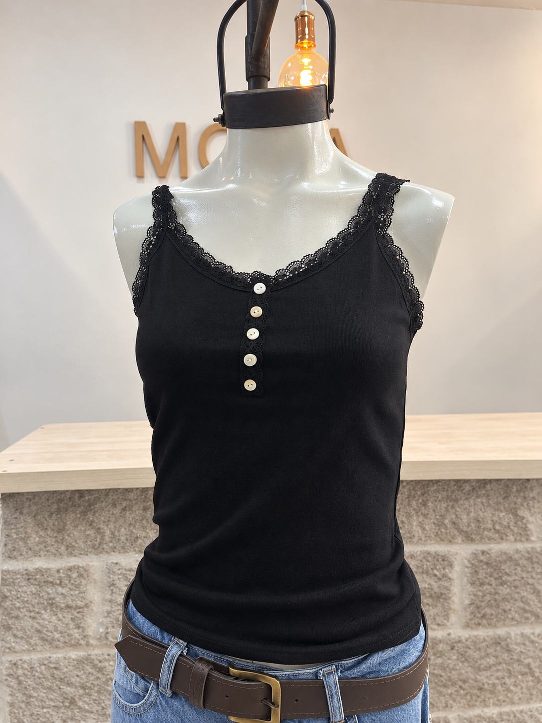 MUSCULOSA BOTONES Y PUNTILLA
