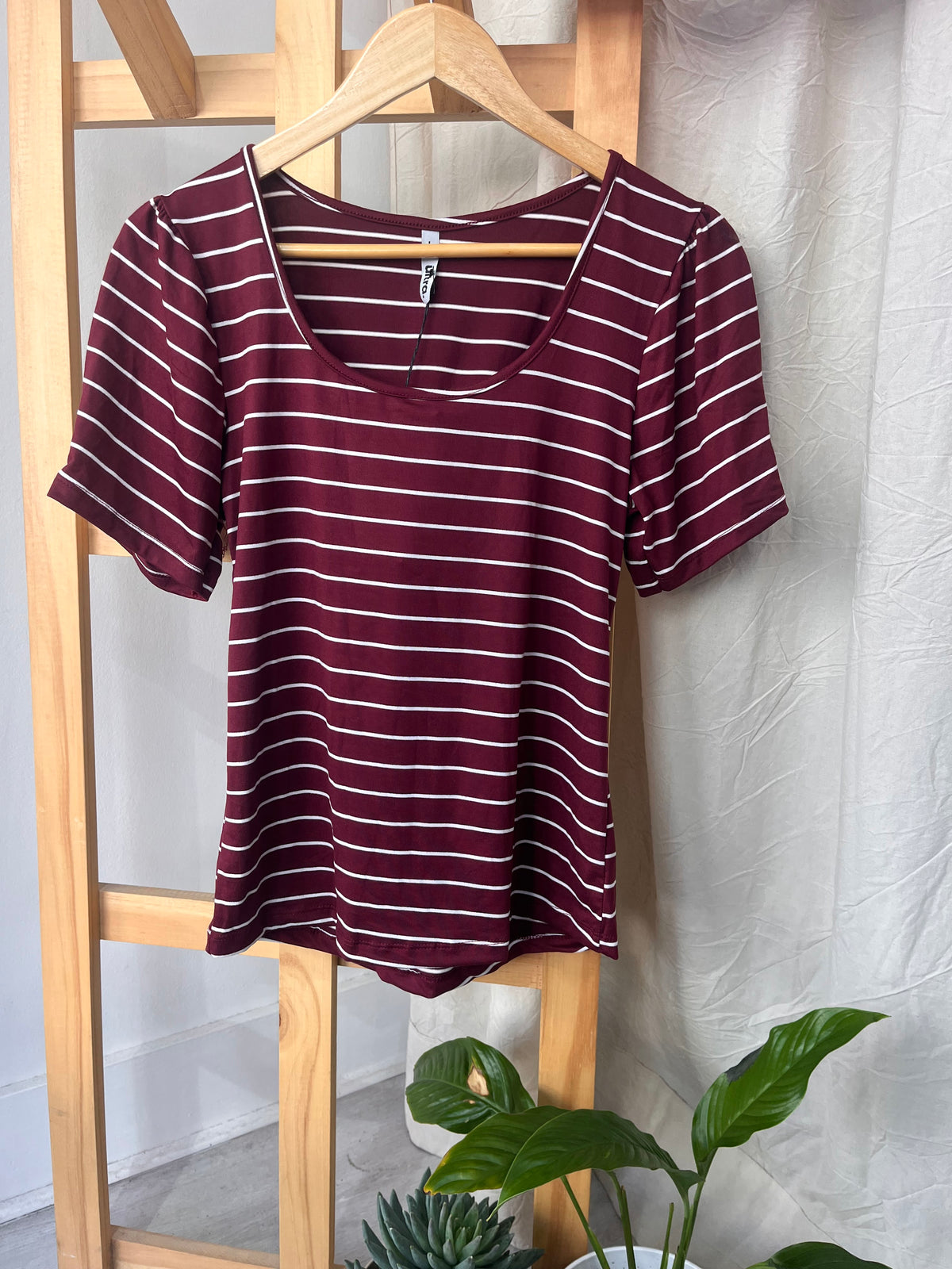 REMERAS ULTRA RAYADAS Bordó