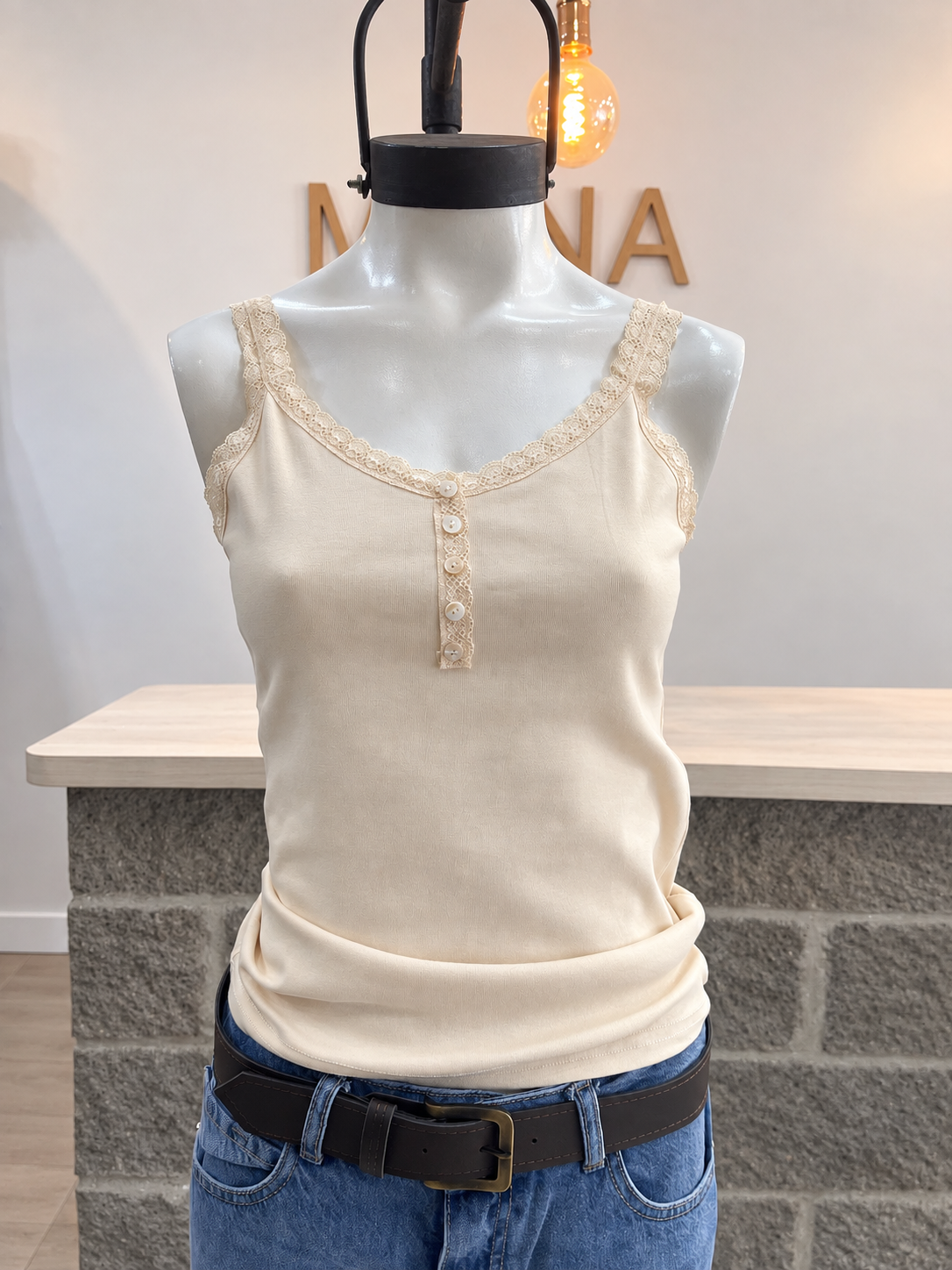 MUSCULOSA BOTONES Y PUNTILLA