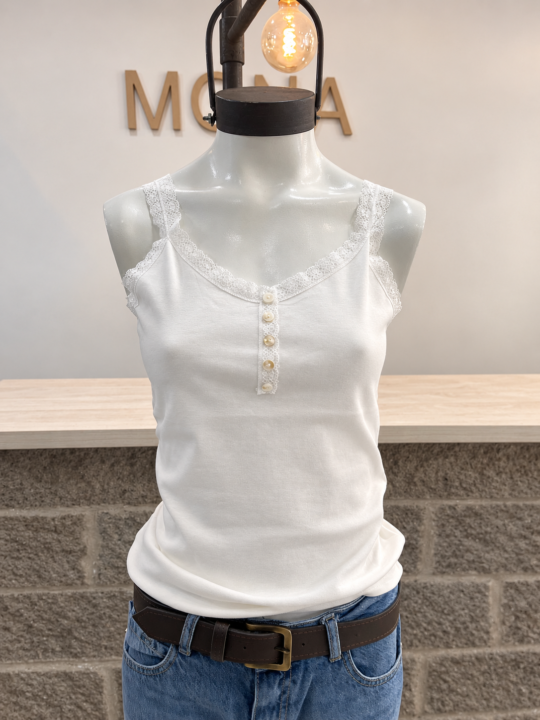MUSCULOSA BOTONES Y PUNTILLA
