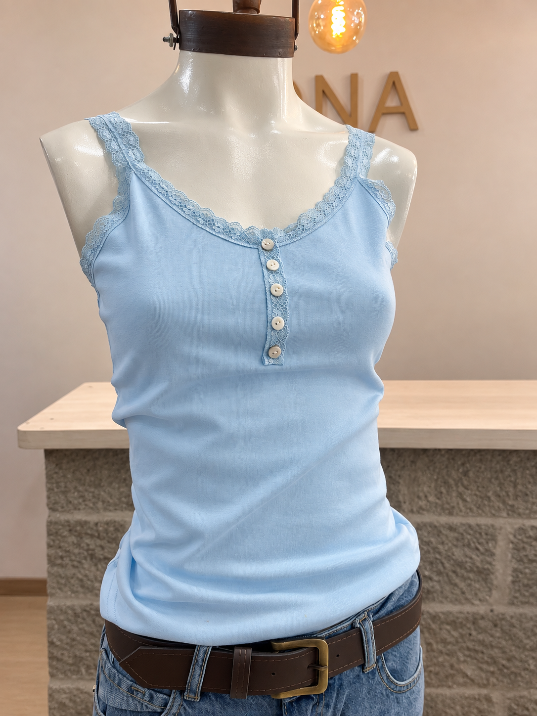 MUSCULOSA BOTONES Y PUNTILLA