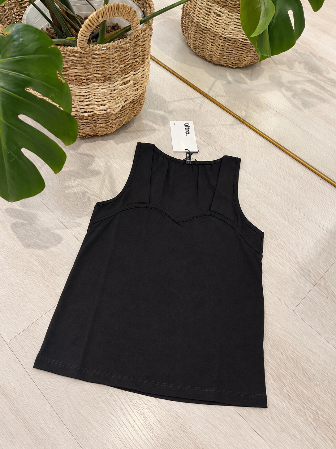MUSCULOSA ESCOTE CORAZON